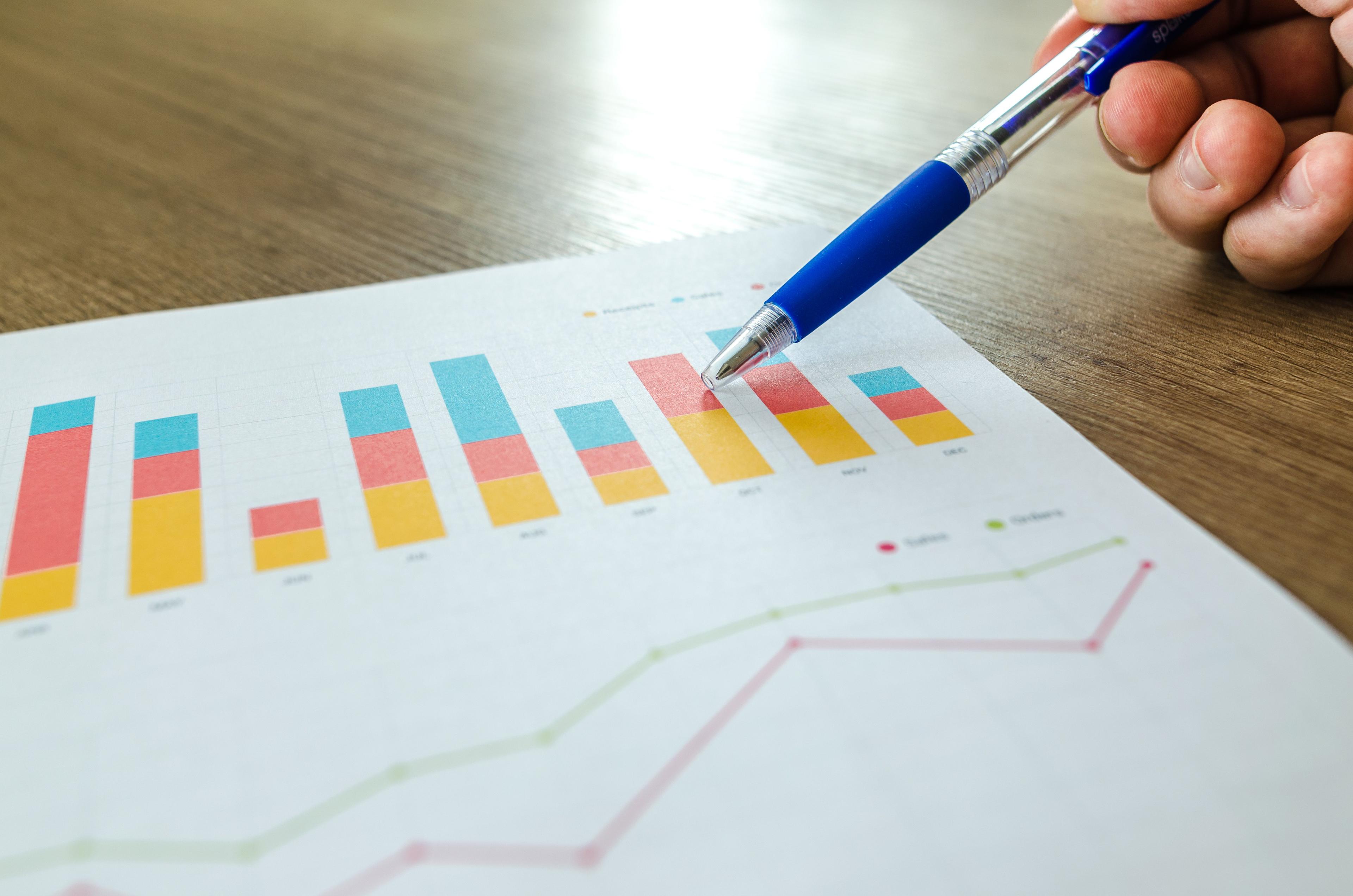 Échange professionnel dans un environnement de travail