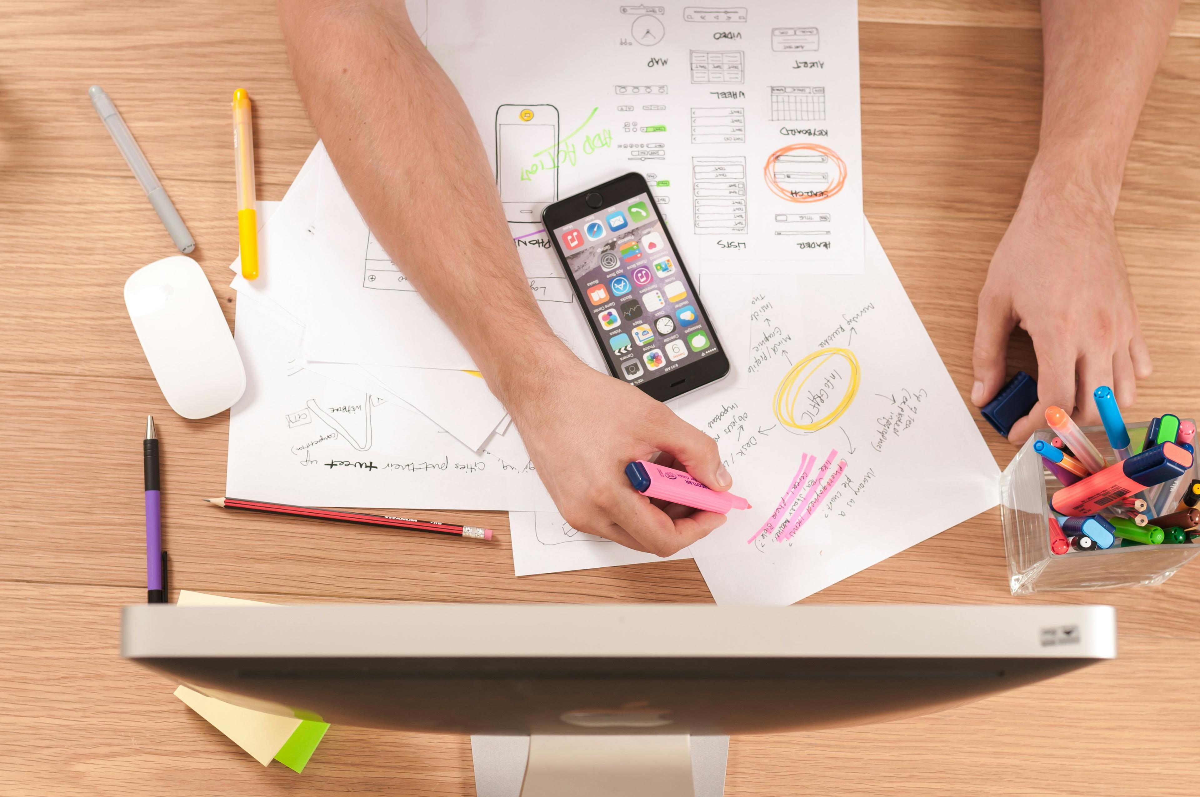 Échange professionnel dans un environnement de travail