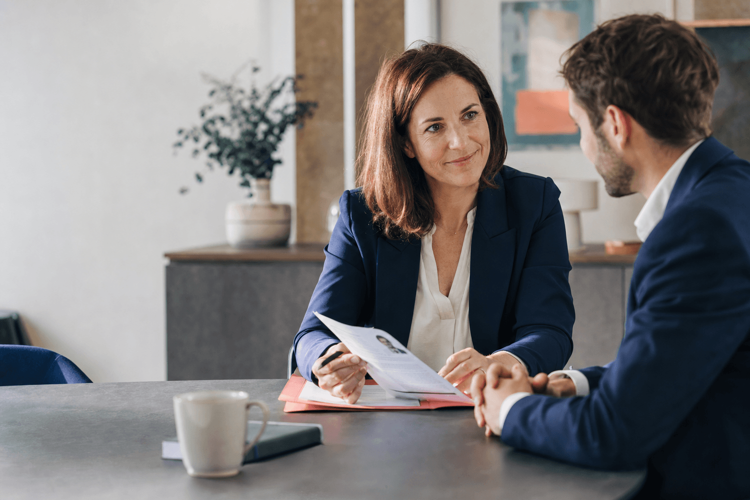 Échange professionnel dans un environnement de travail